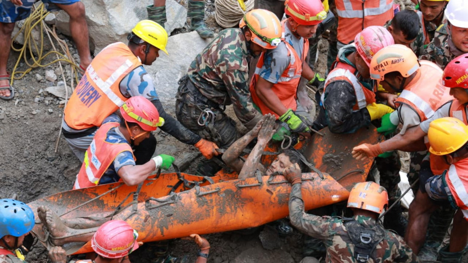 Due operai estratti vivi dopo 10 giorni da un tunnel in Nepal