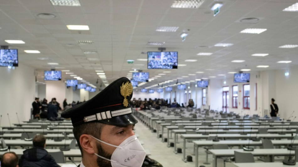 Centenas de integrantes da m&aacute;fia enfrentam grande julgamento na It&aacute;lia