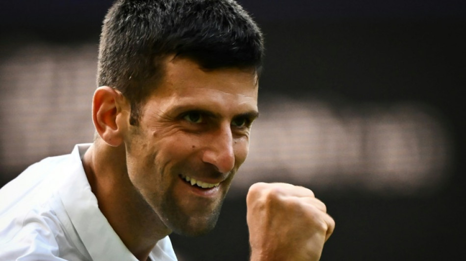 Djokovic y Swiatek avanzan sin un rasgu&ntilde;o en un Wimbledon pasado por agua
