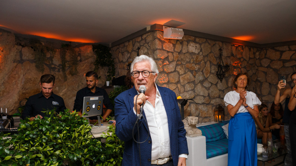  E' il compleanno di Peppino di Capri, la sua villa illuminata a festa 