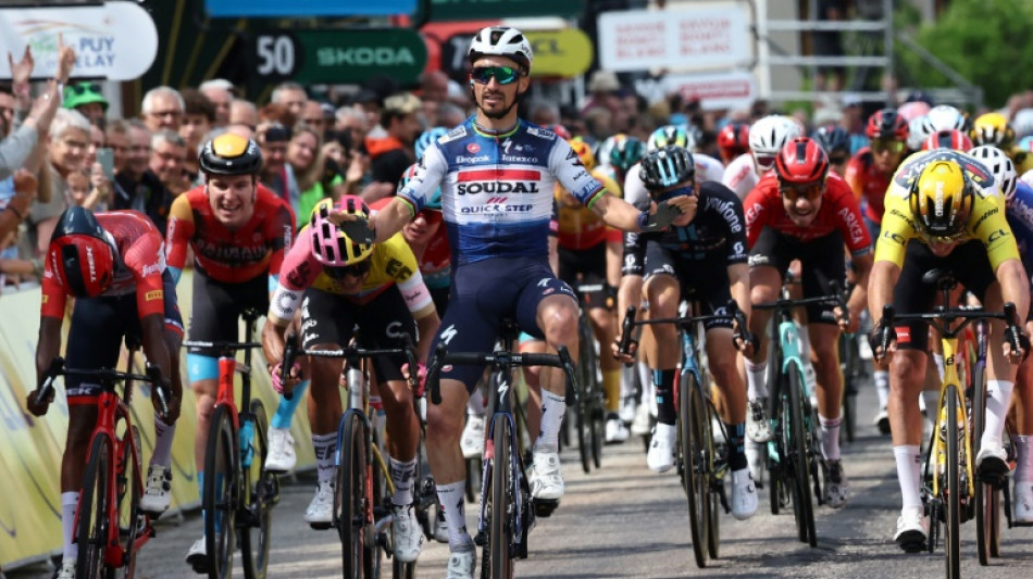 Julien Alaphilippe gana la segunda etapa del Dauphin&eacute;, Carapaz segundo