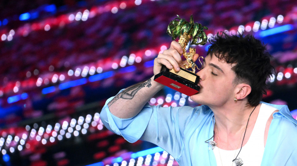  ANSA/ Hit parade, Olly sempre in vetta 