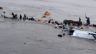 Intensa búsqueda de 30 desaparecidos tras alud de tierra con 12 muertos en puerto de Perú