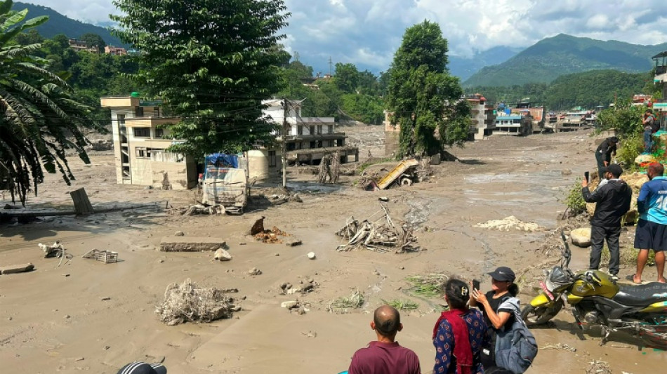  Quase 100 mortos e centenas de desaparecidos ap&oacute;s fortes enchentes entre Nepal e China 