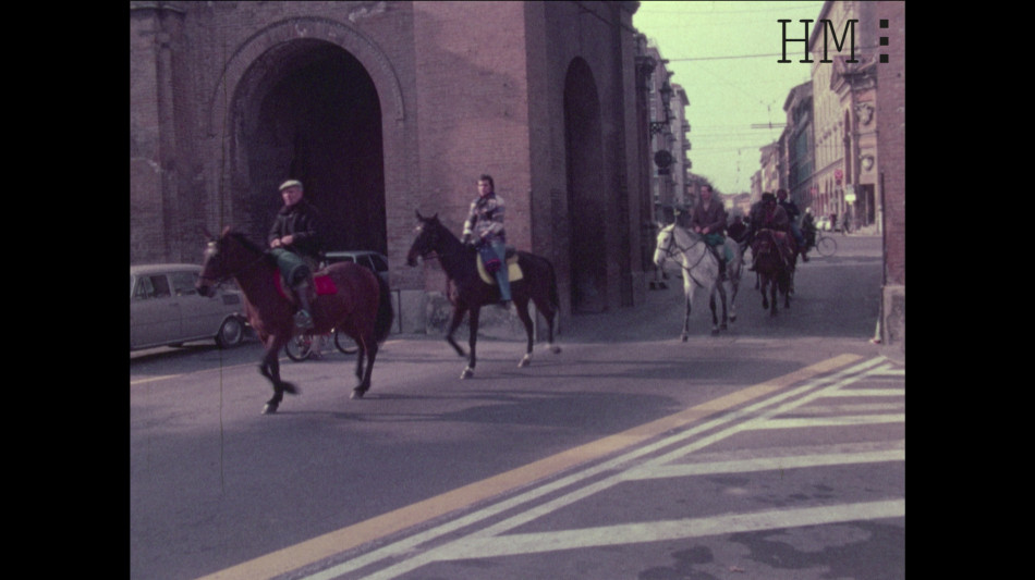 L'Italia senza benzina, in bici e a cavallo, nei film di famiglia l'austerity anni '70