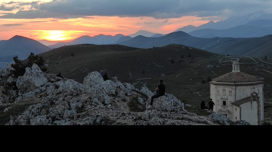  Gianluca Terranova, ''Porto la lirica in vetta nell'incanto di Rocca Calascio'' 