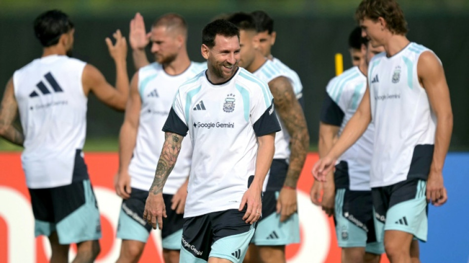  Messi treina com a Argentina ap&oacute;s not&iacute;cias sobre a sa&uacute;de de seu pai 