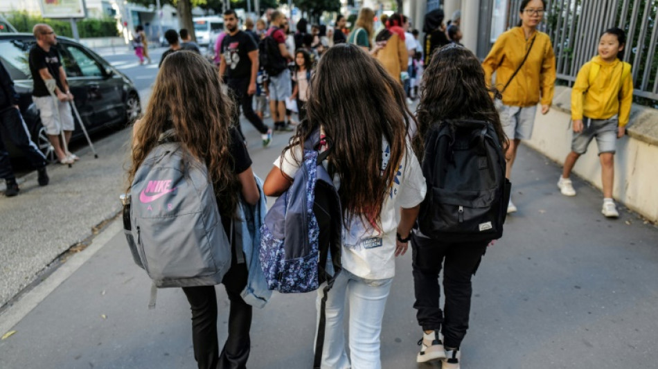 Abayas, p&eacute;nurie d'enseignants: l'ann&eacute;e scolaire d&eacute;marre entre d&eacute;fis et d&eacute;fiance
