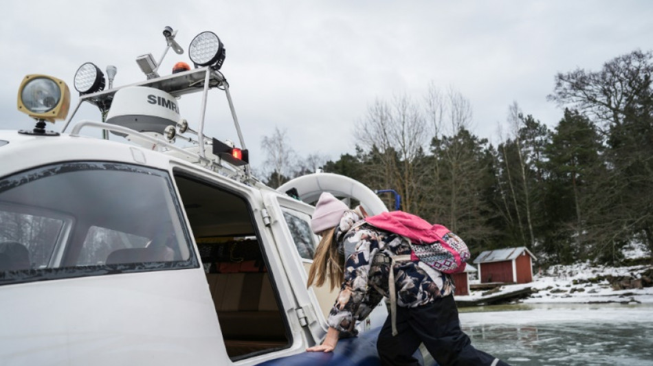  En Finlande, des enfants traversent la Baltique gel&eacute;e en a&eacute;roglisseur pour aller &agrave; l'&eacute;cole 