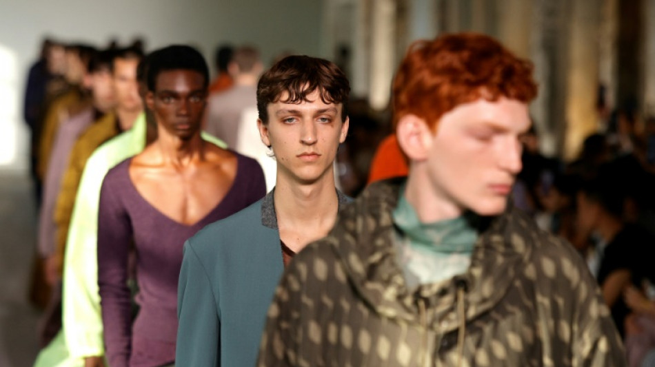 La moda masculina desfila en Par&iacute;s entre sacudidas