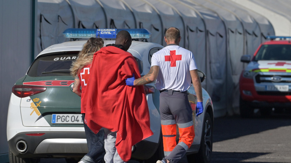 Oltre 81 migranti sbarcati alle Canarie, uno &egrave; in ospedale