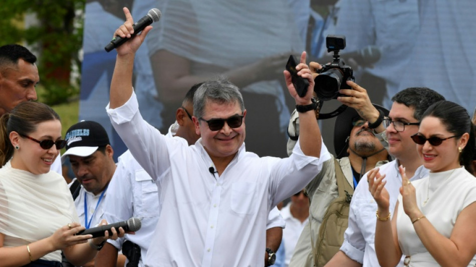  Vuelve a Honduras el expresidente Hern&aacute;ndez indultado por Trump tras una condena en EEUU por narcotr&aacute;fico 