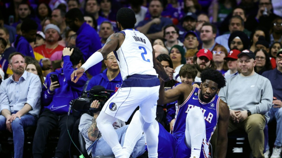 El camerun&eacute;s Joel Embiid le amarga la vida a los Mavericks en la NBA
