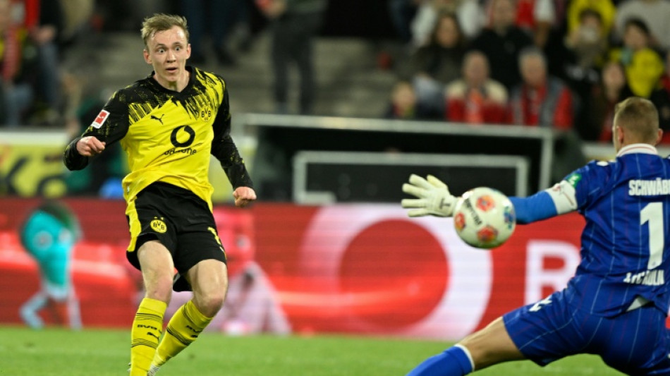  Dortmund beat 10-man Cologne to tighten grip on top-four spot 