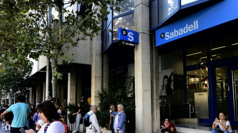 Madrid da luz verde a la OPA hostil del banco BBVA sobre el Sabadell, pero endurece las condiciones