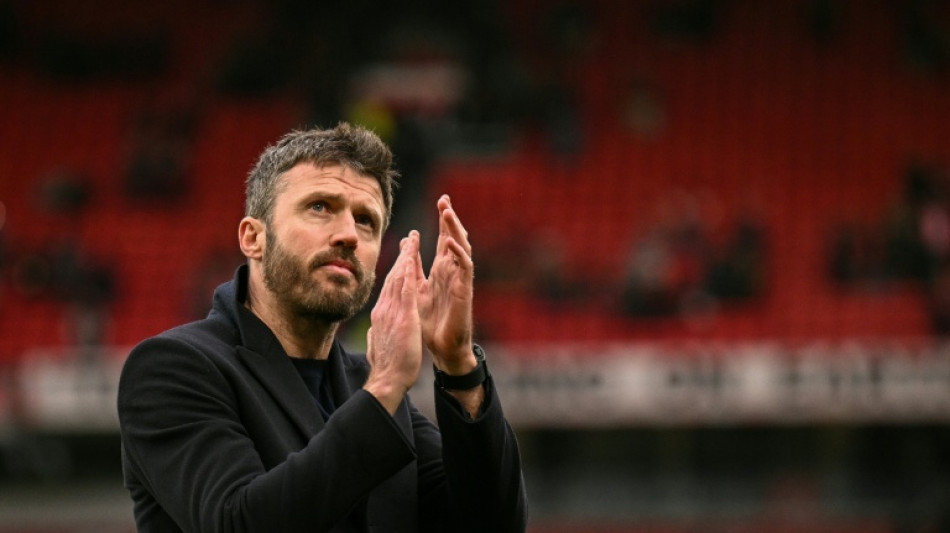  Carrick not chasing answer on Man Utd future 
