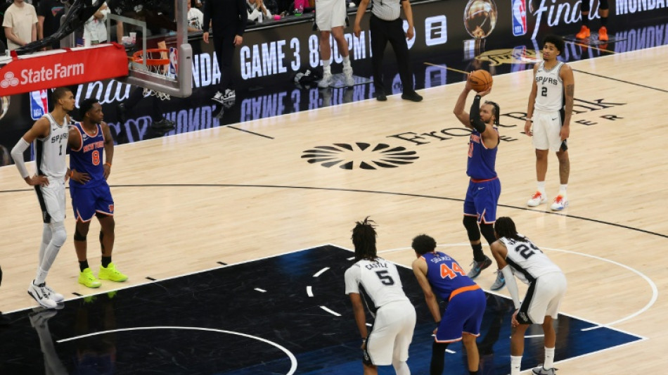  Knicks hold off Spurs 105-104 for 2-0 NBA Finals lead 