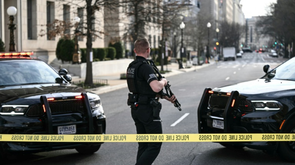  Van colide contra barreira de seguran&ccedil;a perto da Casa Branca e motorista &eacute; preso 