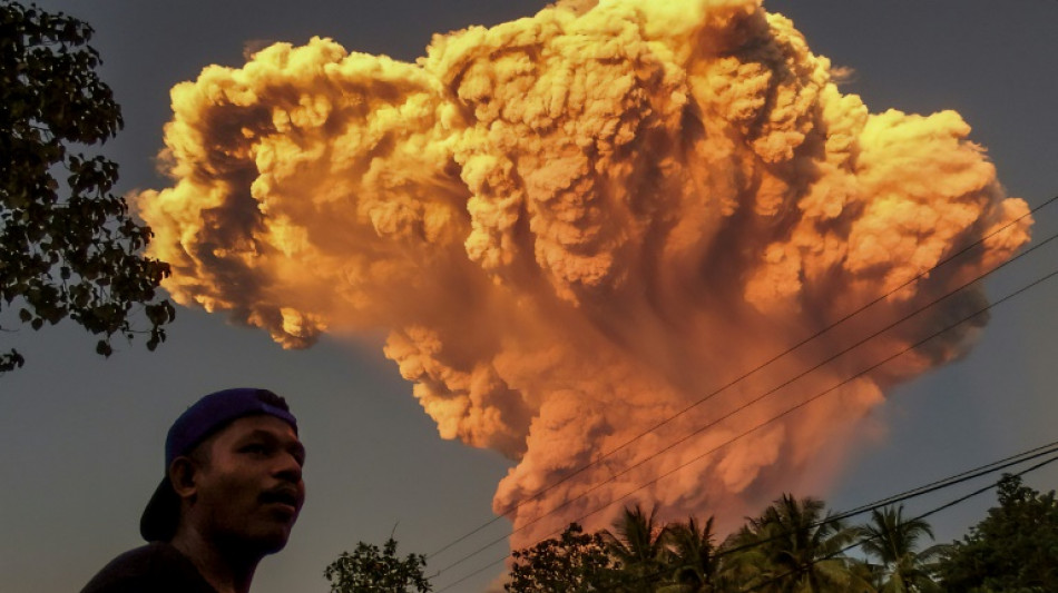 Alerta máxima por un volcán en erupción en Indonesia