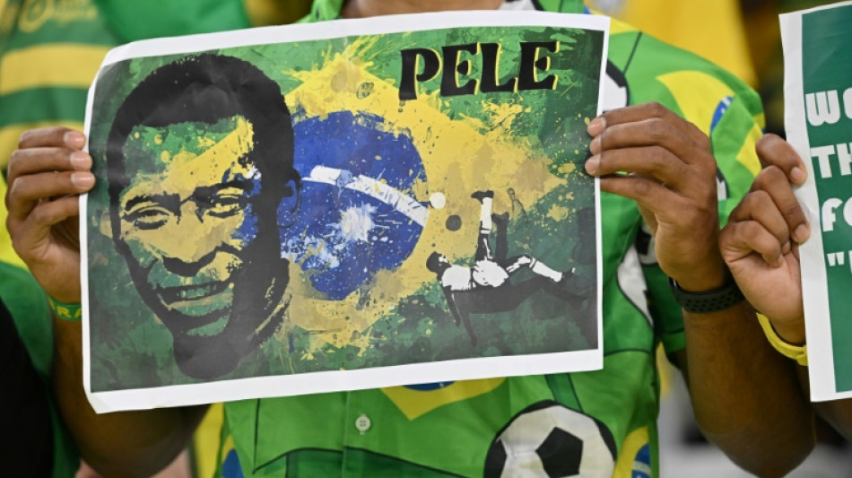 Familiares de Pel&eacute; lo acompa&ntilde;an en el hospital en la v&iacute;spera de Navidad