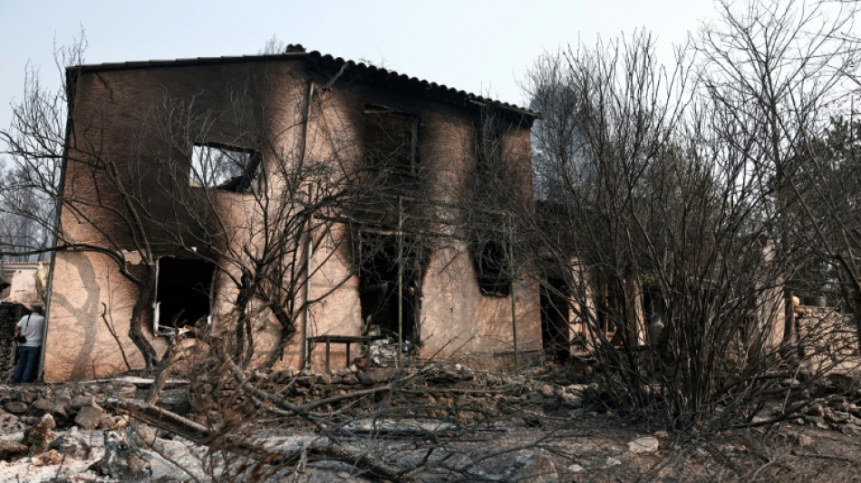  Lutte acharn&eacute;e contre les brasiers de l'incendie du Var qui a parcouru 2.550 hectares 