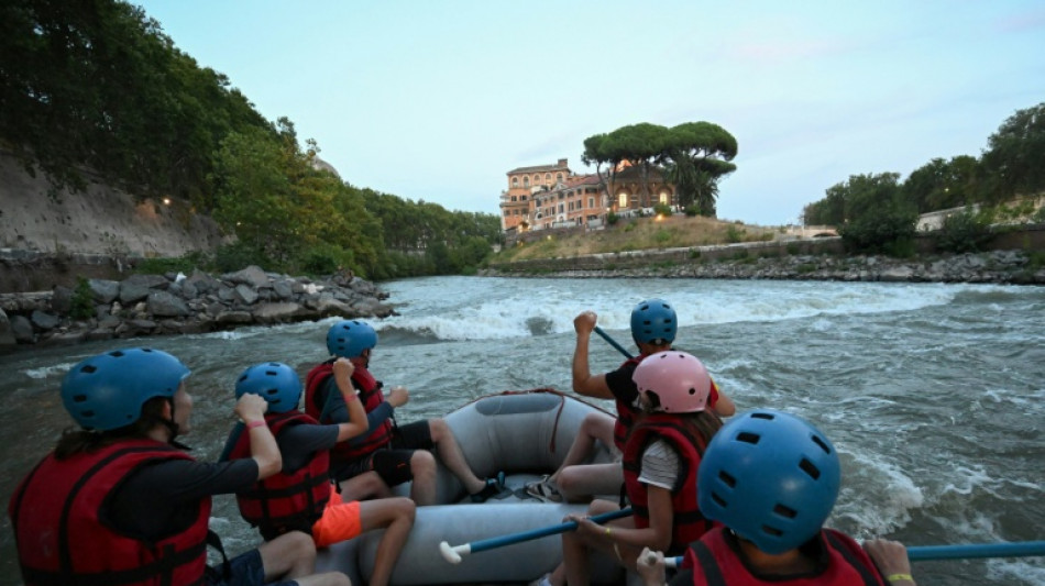  Rafts on Rome's Tiber River cool down overheated tourists 