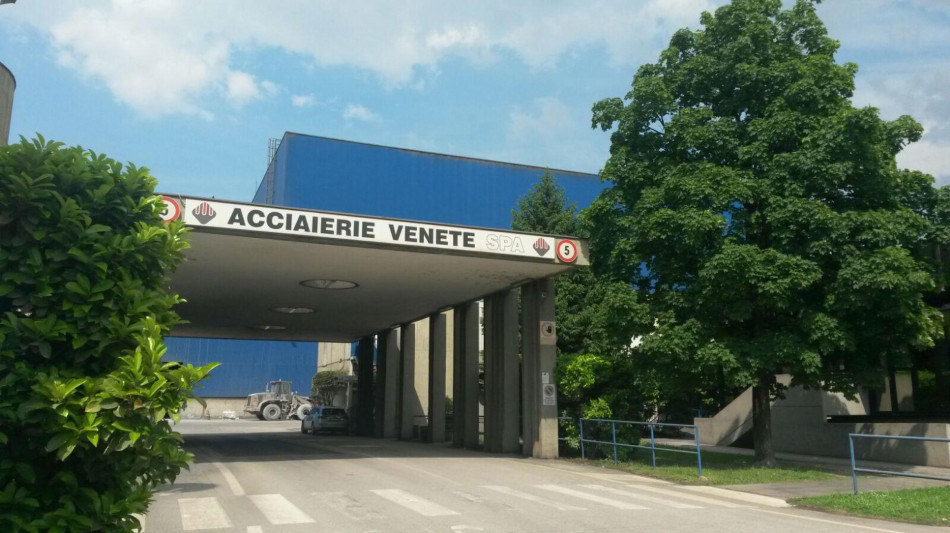 Operaio di 47 anni resta schiacciato in fabbrica e muore in ospedale