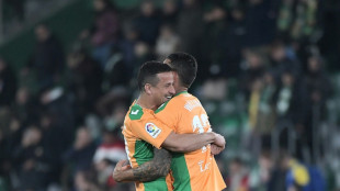 El Betis gana en el descuento y de penalti al colista Elche