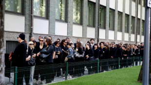Secondo giorno di camera ardente per Armani, fila dalle 7