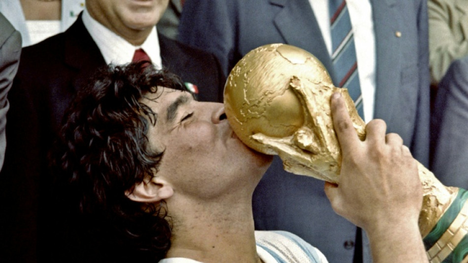  Maradona's 'Hand of God' ball heads to US auction 