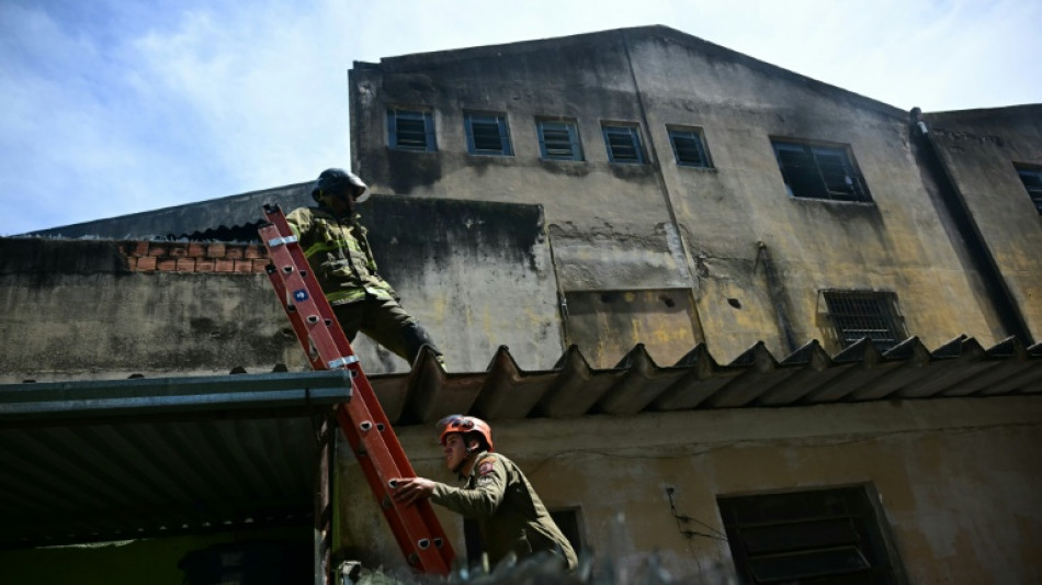Inc&ecirc;ndio em f&aacute;brica de fantasias de Carnaval deixa 21 feridos no Rio de Janeiro