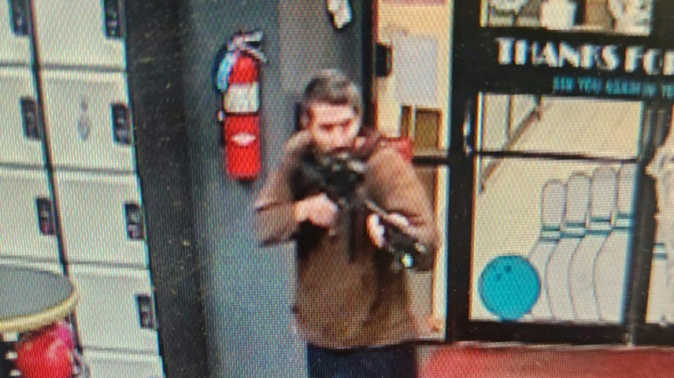 Pol&iacute;cia americana procura atirador que matou 22 pessoas no Maine