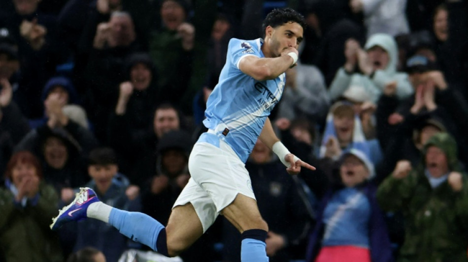  Man City ease past Palace to keep pressure on Arsenal 