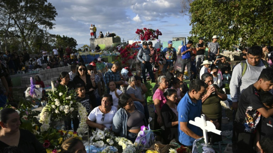 Una aldea despide a sus muertos de la tragedia de autob&uacute;s que enluta a Guatemala