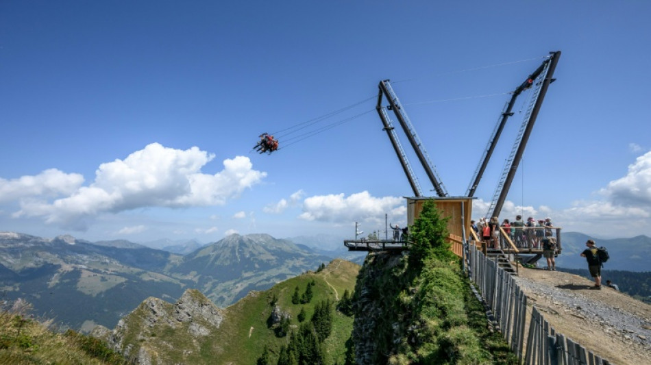  Au sommet des Alpes suisses, une balan&ccedil;oire g&eacute;ante pour attirer les estivants 