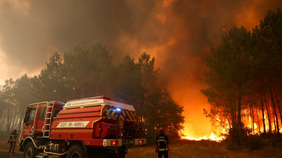  Violents incendies en Europe du Sud, des milliers de personnes &eacute;vacu&eacute;es 