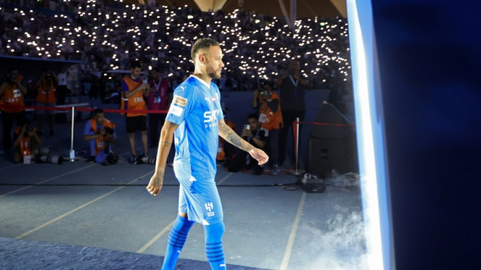 Neymar &eacute; recebido com festa em est&aacute;dio lotado antes do jogo do Al-Hilal