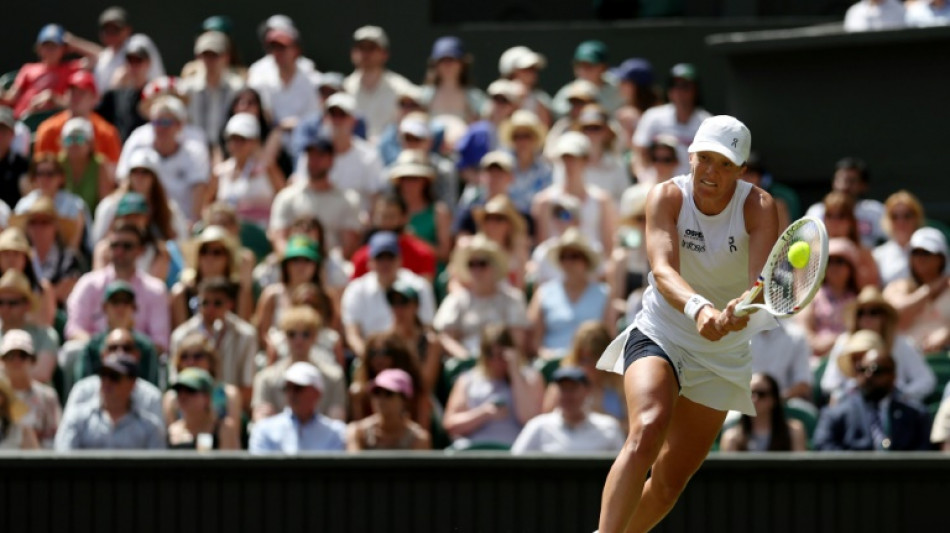  Superb Swiatek storms into Wimbledon last 32, Zverev waits 