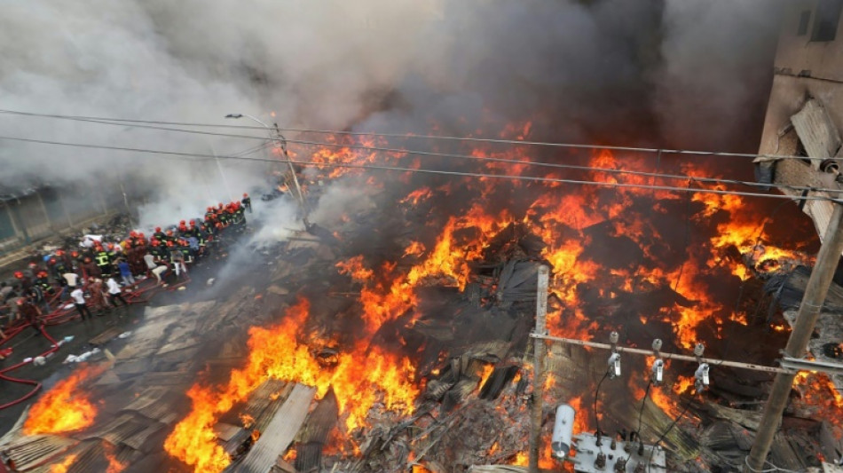 Incendio en un mercado de ropa de la capital de Banglad&eacute;s