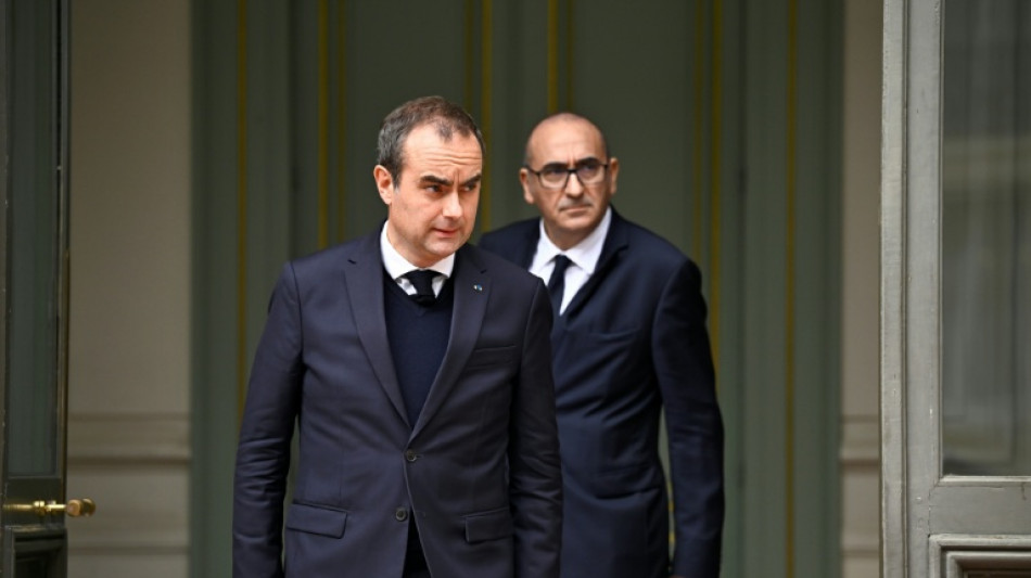 Fran&ccedil;a aplicar&aacute; toques de recolher localizados na ter&ccedil;a-feira, anuncia primeiro-ministro