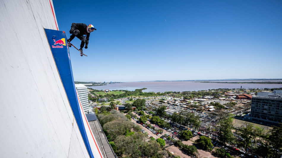 Red Bull building drop, Sandro Dias scrive la storia
