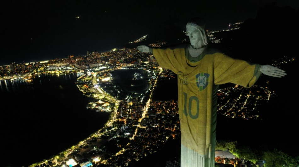Cristo de Rio se ilumina con la '10' y el papa env&iacute;a mensaje en homenajes a Pel&eacute;