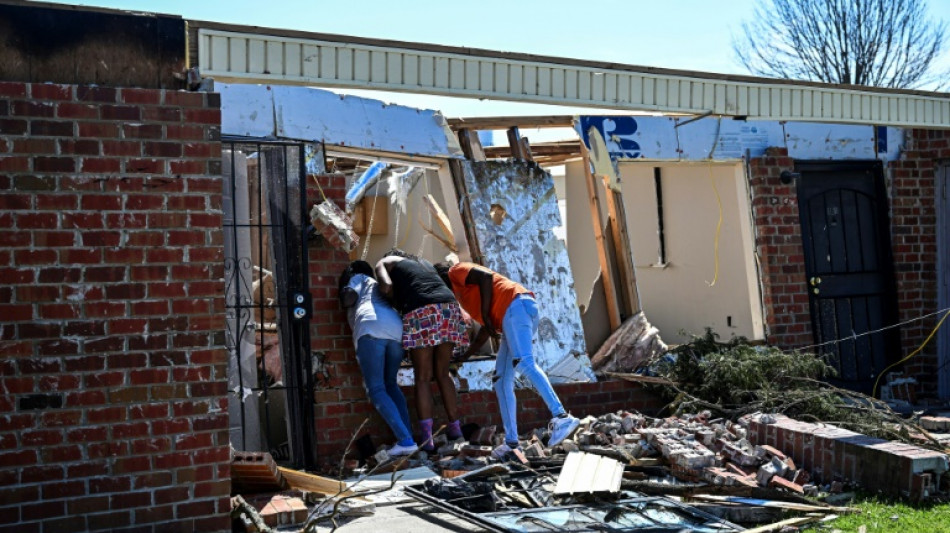 La alegr&iacute;a de seguir vivos tras paso de mort&iacute;fero tornado en Misispi