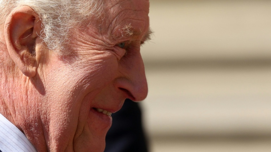  Carlos III rinde homenaje a la fallecida reina Isabel en el centenario de su nacimiento 