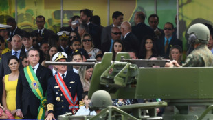 Desfile militar con Bolsonaro abre fiesta nacional en Brasil bajo tensi&oacute;n