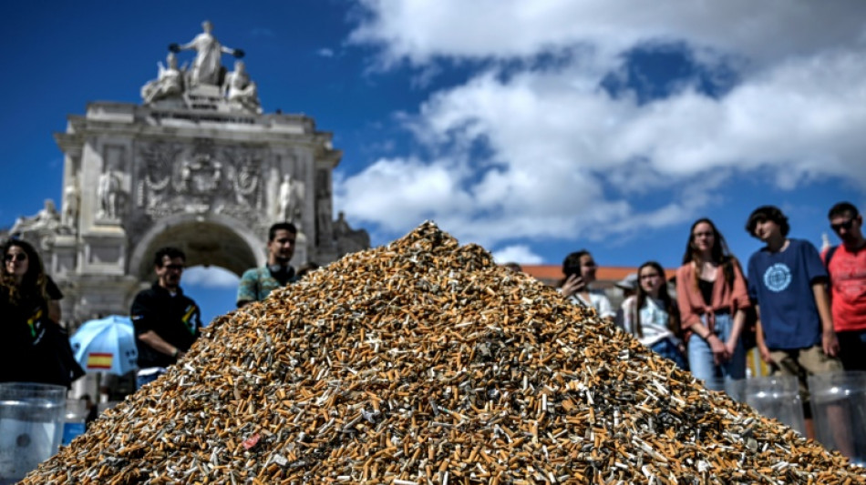 Ecologistas forman un enorme mont&oacute;n de colillas de cigarrillo en Lisboa