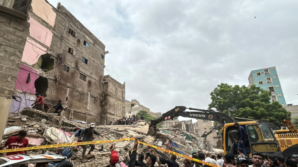 Search on for survivors of Pakistan building collapse