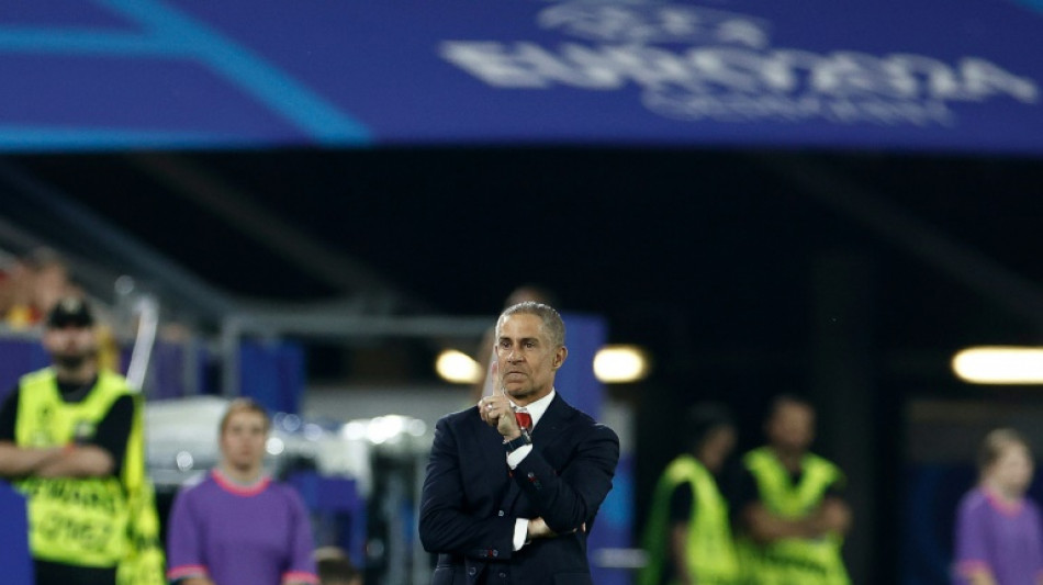 Sylvinho renova como t&eacute;cnico da Alb&acirc;nia 