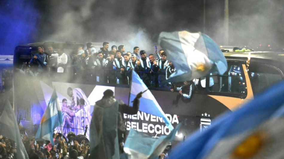  Argentine: des milliers sous la pluie f&ecirc;tent la "Seleccion", sans Messi, &agrave; son retour 