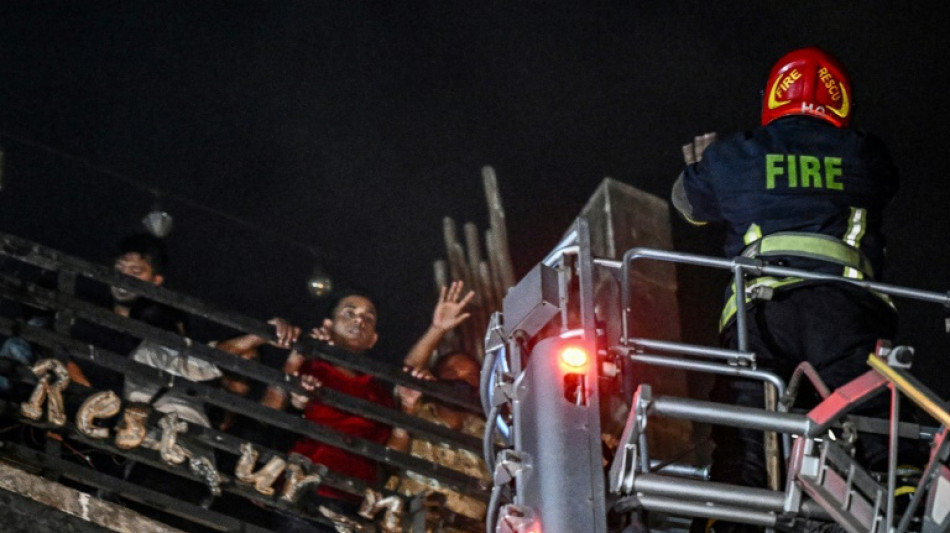 Inc&ecirc;ndio na capital de Bangladesh deixa ao menos 44 mortos